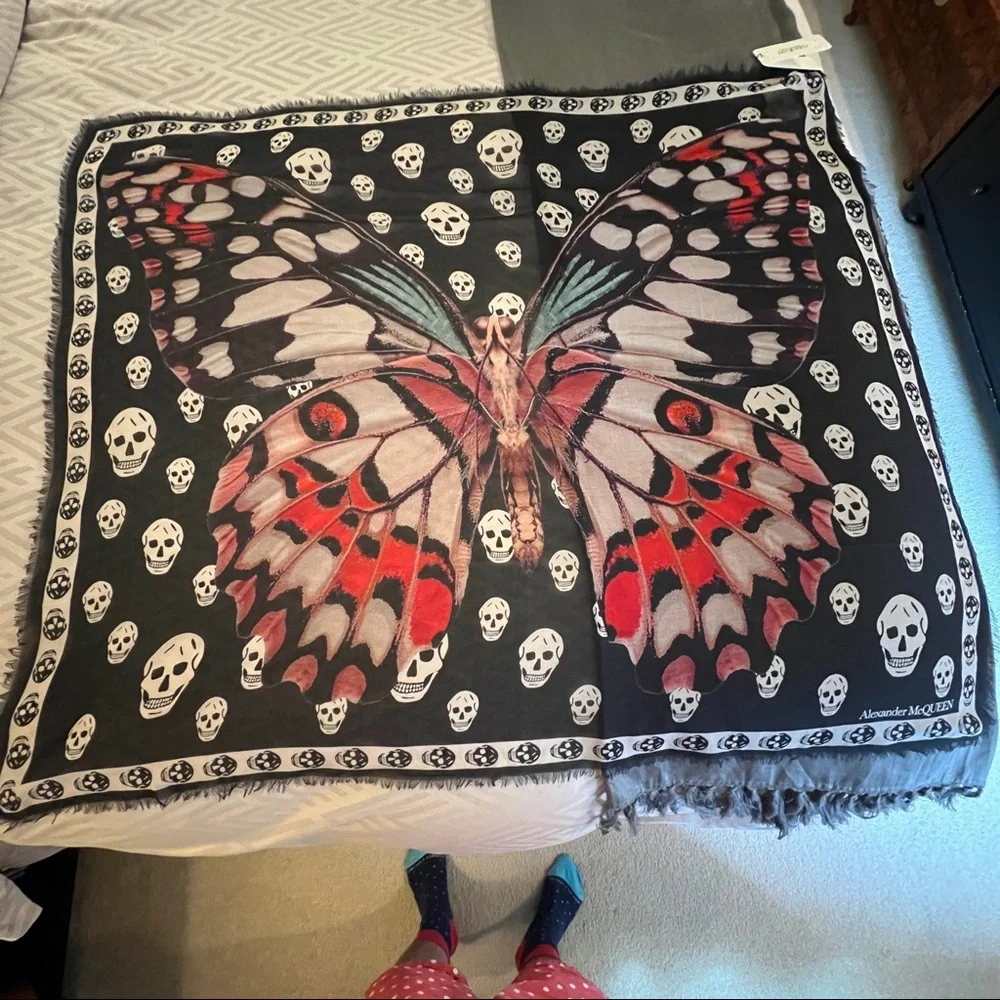 NWT Alexander McQueen Large Skull & Butterfly Crespo Scarf - Black w/white & red - Picture 2 of 5